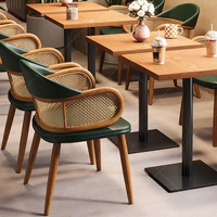 Table et chaises carrées en bois massif très vendues, mobilier de café, canapé en cuir PU, mobilier de restaurant commercial
