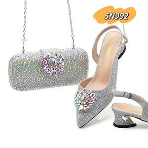 Set Scarpe e Borsa con Tacco Basso, Design Italiano, Colori <span class=keywords><strong>Argento</strong></span>, Fibbie di Lusso, Punta Affusolata, Slingback, Plateau, Catena e Dettagli in Pietra, per Feste - Product Image 6