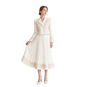 Maßgeschneiderter elfenbeinfarbener bestickter Zweiteiler für Damen: Kurzer Blazer mit Pfingstrosenmuster und plissierter Midirock für Hochzeiten – Großhandel - Product Image 1