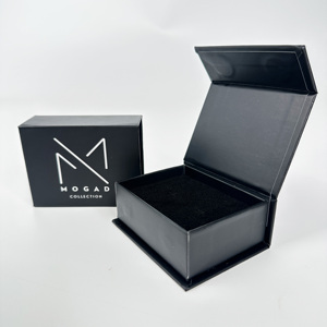 Caja de Regalo Magnética Rígida de Lujo Negra con Logotipo Personalizado e Inserto de Espuma para Empaque de Regalos de Ropa - Product Image 1