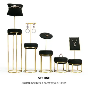 SKQ nouvelle mode 2023 bijoux affiche pour magasin accessoires d'affichage de bijoux de luxe noir microfibre bijoux stand présentoir ensemble