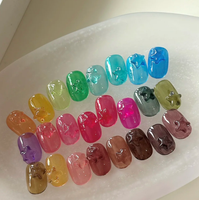 Gel vernis à effet verre éblouissant : posez-le sur un gel effet œil de chat et ajoutez facilement de la poudre miroir pour une texture verre cristalline.