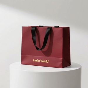 Sac en papier kraft blanc personnalisable avec logo, fermeture magnétique en coton, impression sérigraphique, traitement de surface pour le shopping de vêtements - Product Image 1