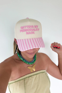 Gorra de Béisbol Bordada con la Frase 'Getting My Personality Back', Visera Rosa a Rayas, Ajustable con Broche, para Mujer - Product Image 5