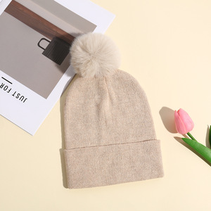 Casquettes en acrylique brodées avec logos personnalisés, bonnets d'hiver en tricot avec <span class=keywords><strong>pompon</strong></span>, <span class=keywords><strong>bonnet</strong></span> <span class=keywords><strong>noir</strong></span> adapté aux hommes et aux femmes - Product Image 4