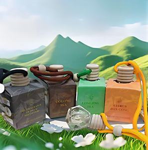 8ml 車用アロマセラピー液体 環境に優しい多用途ティーの香り 4種類の香り ポータブル 軽量 吊り下げ式 3年間の保存期間 - Product Image 1