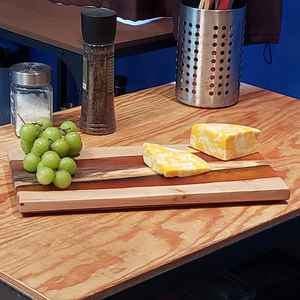 Tabla de Cortar de Madera de Resina Hecha a Mano con Madera de Acacia Sólida y Madera de Mango que Ofrece una Belleza de Grano Profundo y una Superficie Resistente - Product Image 6