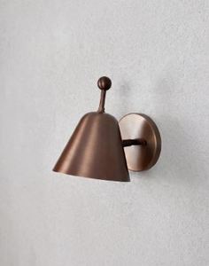 Aplique de pared de latón hecho a mano con acabado en latón crudo. Lámpara hecha a mano de inspiración vintage. - Product Image 4