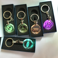 Accessoires de voiture en gros : Porte-clés de luxe avec logo de marque automobile, en verre cristal lumineux et coloré, légers, pour Camry Yaris