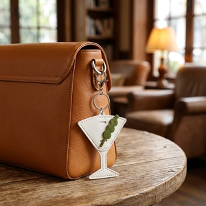 Breloque de sac en PU en forme de verre à vin tendance, support anti-perte pour lunettes, clip mignon pour lunettes de soleil, porte-clés en forme de coupe à cocktail, pendentif pour sac à dos - Product Image 1