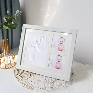 Bàn tay và chân đầy đủ của em bé in kỷ niệm khung ảnh kỷ niệm bảng vị trí tăng trưởng của trẻ sơ sinh lúc một tuổi