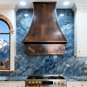 Koperen wandgemonteerde afzuigkap in klokvorm, rustiek Toscaans boerderij- en mediterrane keukendesign - Product Image 4