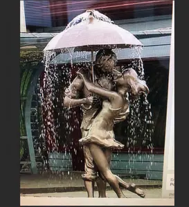 Açık bahçe erkek ve kadın şemsiyesi altında bronz çeşme heykeli satılık