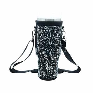 Bolsa Portabotellas con Brillantes para Aventuras, Funda de Neopreno para Vaso de 40oz con Asa y Correa Ajustable, Detalles Glamurosos con Diamantes - Product Image 1