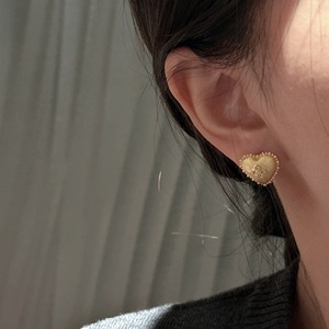 Boucles d'oreilles en argent S925 simples, élégantes, douces et fraîches, design vintage en forme de cœur avec motif papillon, personnalisées pour les femmes d'âge moyen - Product Image 3