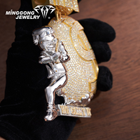 Pendentif sac d'argent 3D personnalisé entièrement serti de moissanite, avec lettres 'WE CARRY IT' et silhouette de ville, bijoux hip-hop pour rappeurs