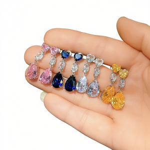 E1576 Orecchini Pendenti in Cristallo Bianco Placcati Argento, Design a Goccia con Montatura a Griffe, per Uso Quotidiano Femminile - Product Image 1