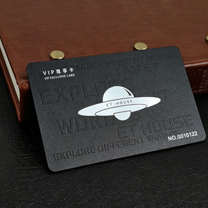 Cartes exclusives en PVC noir mat de qualité supérieure, design gaufré « Explore Different Worlds », cartes de fidélité imperméables et résistantes aux rayures - Product Image 1