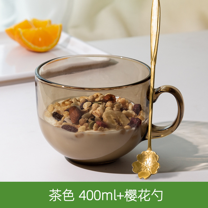 Tasse à lait marron avec cuillère en fleurs de cerisier