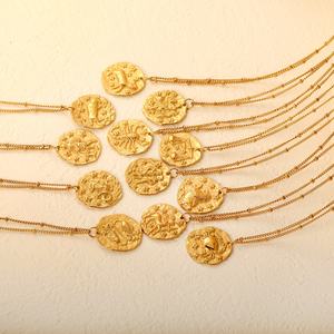 Collier pendentif en acier inoxydable personnalisable avec gravure des douze constellations, chaîne à maillons plaquée or 18 carats PVD, pour cadeaux - Product Image 1