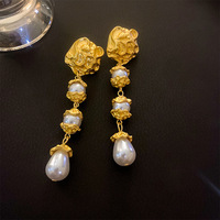 Boucles d'oreilles pendantes rétro en alliage, style aiguille d'argent vintage, élégantes et luxueuses, style palais, avec pierre principale en imitation perle, forme fleur