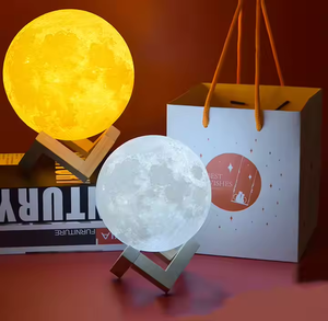 Lampada Notturna LED Creativa Moderna Bicolore con Base in Legno 8cm, Luce Calda a Forma di Luna in ABS per Camera da Letto Romantica - Product Image 6