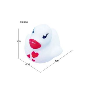 Canard en caoutchouc jaune miniature flottant personnalisé avec votre logo, jouet de bain classique pour bébé, en vinyle non toxique, pour la Saint-Valentin - Product Image 3