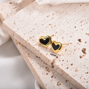 Boucles d'oreilles minimalistes vintage en forme de cœur, en acier inoxydable plaqué or 18 carats, avec bordure torsadée en émail noir, bijoux quotidiens - Product Image 5