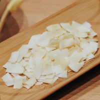 1.06oz Keripik Kelapa Panggang Alami Camilan Kelapa Kering Renyah Sehat Camilan Lezat dan Praktis untuk Segala Usia