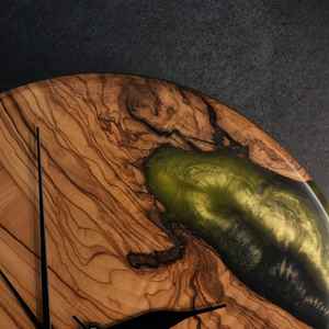 นาฬิกาแขวนผนังงานฝีมือเรซิ่นสุดหรู พร้อมกรอบไม้ ทำด้วยมือ ทนทาน ใช้งานได้จริง สวยงาม และตกแต่งได้อย่างลงตัว เหมาะสำหรับห้องนั่งเล่น - Product Image 3