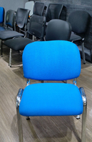 Chaise de bureau sans accoudoirs en maille, à quatre pieds, durable, avec tablette d'écriture, pour la maison et le bureau, vente en gros pour fabricants et commerce extérieur