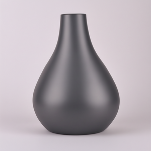 Vase en métal fait main rustique conçu avec une finition brillante, parfait pour l'affichage de fleurs saisonnières et le style décoratif de la maison de vacances - Product Image 1