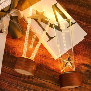 Premios de decoración personalizada con base LED de madera tallada, trofeo y Escudo de cristal K9 transparente en 3D personalizado al por mayor - Product Image 4