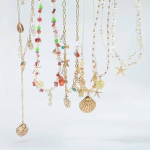 Collar de estilo bohemio con conchas marinas y estrellas de mar, ideal para vacaciones en la playa, con cuentas y piedras trituradas, en capas, para llevar alrededor de la clavícula. - Product Image 4