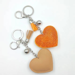 Venta directa amor forma de corazón llavero de un solo Color bolso encanto colgante lindo moderno llavero borla llavero