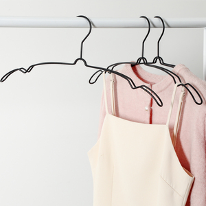 Cintre en métal au design unique avec encoches antidérapantes, durable et résistant à la rouille, cintre moderne pour magasin <span class=keywords><strong>de</strong></span> vêtements - Product Image 1