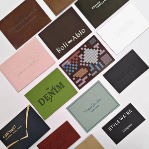 ملصقات تعريفية مخصصة بالجملة مناسبة للجينز والقبعات والحقائب مع حد أدنى منخفض للطلب، ملصقات جلدية - Product Image 1