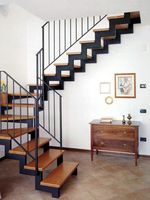 Escalier droit en bois à double plaque en forme de L avec garde-corps à barre ronde
