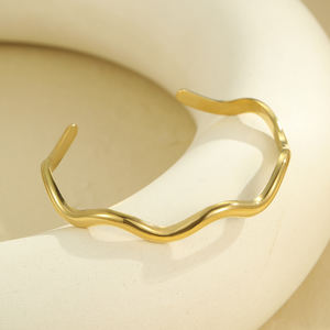 Bracelet de mode en acier inoxydable plaqué <span class=keywords><strong>or</strong></span> pour femme <span class=keywords><strong>Manchette</strong></span> de vague d'eau creuse avec bijoux de déclaration sans ternissement - Product Image 4