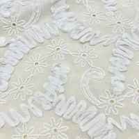 Tissu en coton 100% brodé de marguerites ajourées 3D et froncé, idéal pour robes, chemisiers et vêtements pour enfants - Vente en gros