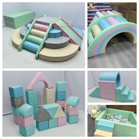 Équipement de jeu souple complet : Mini-zones de jeu sûres et durables, balles de jeu souples de 7 cm, carrousel de jeu souple, sols de jeu souples