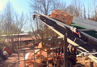 Déchiqueteuse de bois tractable sur route avec essieu à torsion, roues de 15 pouces, fendeur à cale inférieure, pince à 4 voies, moteur 2 cylindres, machine à couper les bûches