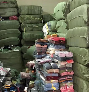 Оптовая партия женской подержанной одежды 2025 года: разнообразные стили, микс брендов, модные модели, распродажа, сток, балы. - Product Image 5