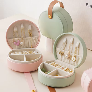 Nouvelle boîte à bijoux sac à main PU idéale pour les voyages. La section semi-circulaire s'adapte aux bagues, colliers, boucles d'oreilles, etc. Vente en gros disponible. - Product Image 1