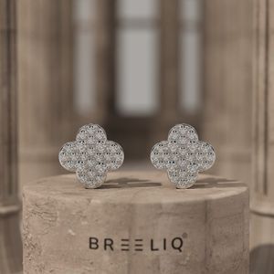Boucles d'oreilles clous en or blanc, motif trèfle, serties de diamants, élégantes, pavé de diamants à quatre feuilles, diamants taille ronde, joaillerie fine - Product Image 1