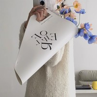 Sacs cadeaux en papier élégants et personnalisés haut de gamme pour bouquets de fleurs de mariage avec logo imprimé