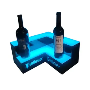 Soporte de exhibición de botella de licor iluminado de acrílico con luz LED de varios colores personalizado Venta caliente 2 pasos LED 4 botellas estante de vino