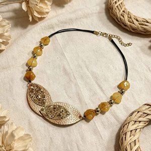 Wholesale Bohemian Leather Cord Necklace Two Tone Textured Gold Leaf Pendant Yellow Amber Beads Women Daily Vacation Necklace - Product Image 4