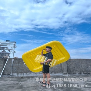 Lit de piscine gonflable jaune rectangulaire en PVC pour usage en hôtel, resort ou piscine. - Product Image 4