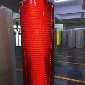 一种粘性可打印反光带，由反光乙烯基材料制成，用于交通安全。 - Product Image 1